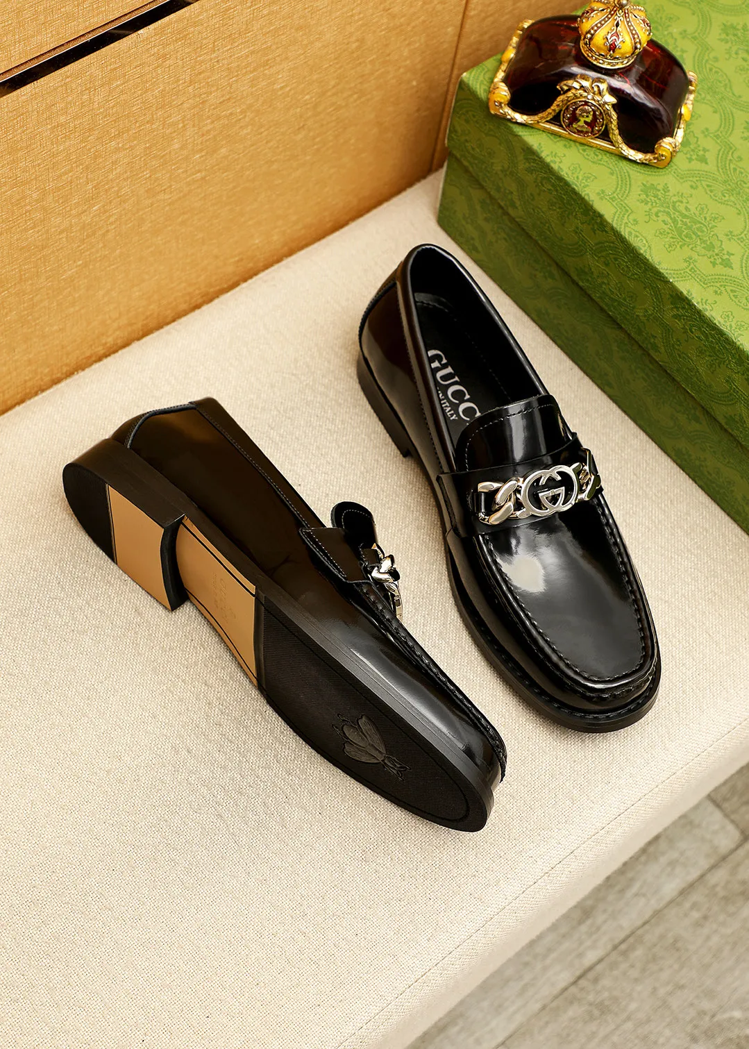 Men's shoes 💰480 💐 Product trademark: GUCCI "Gucci" casual leather shoes Regular size: 38-44 (45.46🉑️customized) Product materials: Selected imported first-layer open-edge beaded cowhide leather upper + luxury hardware buckle, imported water-dyed cowhide leather lining. Strong three-dimensional visual effect, original outsole color: 2 colors available